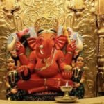 बुधवार के दिन सिद्धिविनायक गणेश मंदिर में श्रद्धालु पूजा करते हुए, मोदक और दूर्वा अर्पित करते भक्त।
