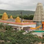 तिरुपति बालाजी मंदिर में भगवान वेंकटेश्वर स्वामी की दिव्य प्रतिमा के दर्शन करते श्रद्धालु।