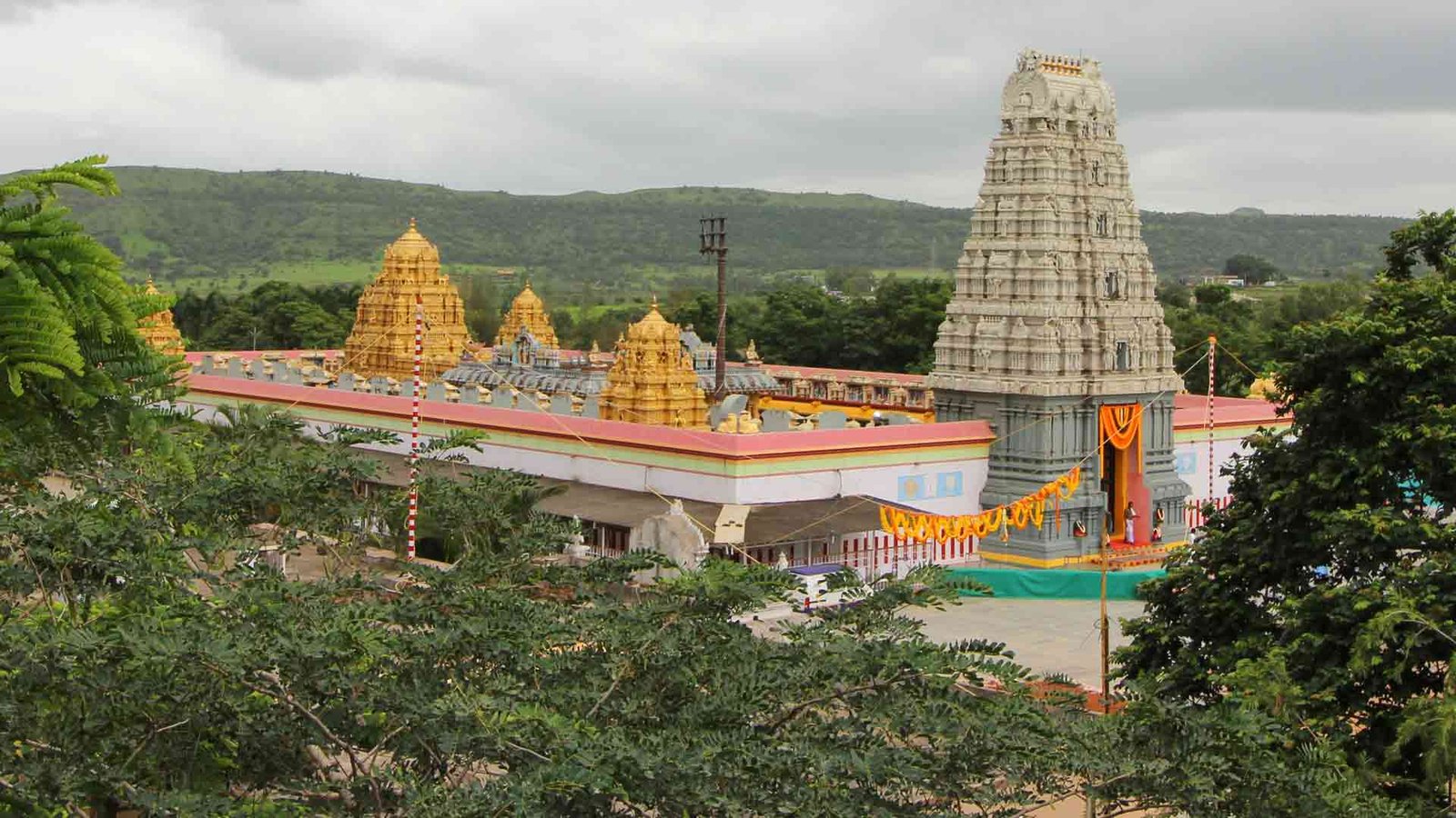 तिरुपति बालाजी मंदिर में भगवान वेंकटेश्वर स्वामी की दिव्य प्रतिमा के दर्शन करते श्रद्धालु।