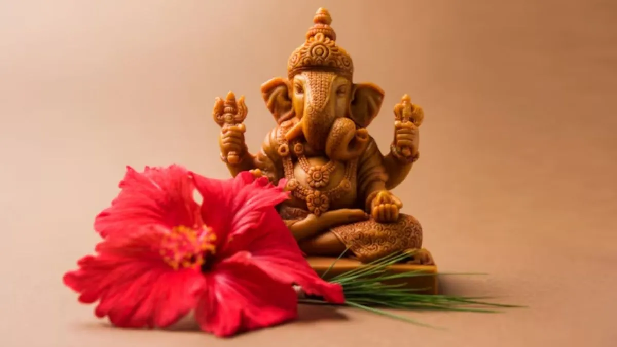 भगवान गणेश की पूजा, दूर्वा अर्पण और संकष्टी चतुर्थी व्रत का धार्मिक दृश्य, जो विभुवन संकष्टी चतुर्थी 2026 के महत्व को दर्शाता है