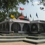 उज्जैन के नवग्रह शनि मंदिर में शनिदेव और नवग्रहों की पूजा-अर्चना करते श्रद्धालु