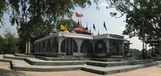 उज्जैन के नवग्रह शनि मंदिर में शनिदेव और नवग्रहों की पूजा-अर्चना करते श्रद्धालु