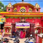 थानेश्वर स्थान महादेव मंदिर समस्तीपुर में स्वयंभू शिवलिंग के दर्शन करते श्रद्धालु
