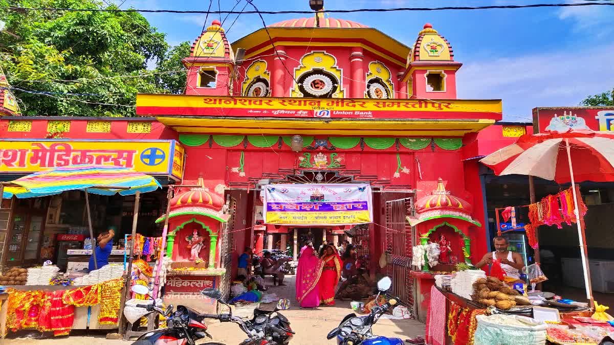 थानेश्वर स्थान महादेव मंदिर समस्तीपुर में स्वयंभू शिवलिंग के दर्शन करते श्रद्धालु