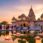 देवशयनी एकादशी के अवसर पर फूलों और आकर्षक रोशनी से सजे राजस्थान के खाटूश्याम जी मंदिर में दर्शन के लिए लंबी कतारों में खड़े श्रद्धालु।