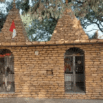 उत्तराखंड के भीमताल की ऊंची पहाड़ी पर स्थित करकोटक नाग मंदिर का सुंदर दृश्य