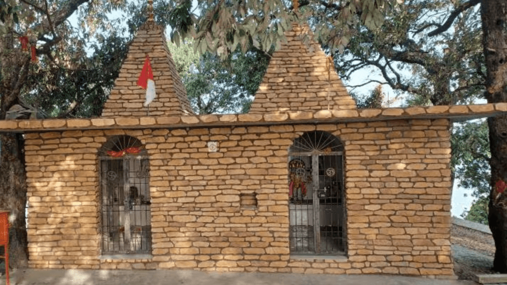 उत्तराखंड के भीमताल की ऊंची पहाड़ी पर स्थित करकोटक नाग मंदिर का सुंदर दृश्य