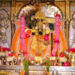 सांवलिया सेठ मंदिर में मध्यप्रदेश के श्रद्धालु द्वारा 11 किलो 400 ग्राम वजन की 19 चांदी की सिल्लियां भगवान के श्रीचरणों में अर्पित करते हुए।