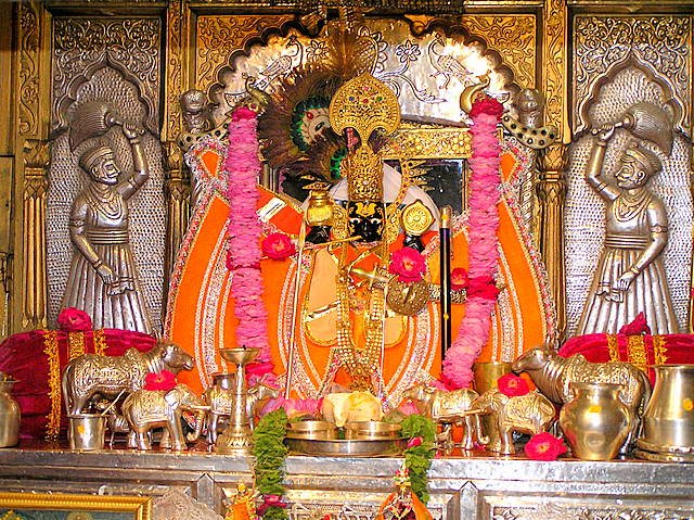 सांवलिया सेठ मंदिर में मध्यप्रदेश के श्रद्धालु द्वारा 11 किलो 400 ग्राम वजन की 19 चांदी की सिल्लियां भगवान के श्रीचरणों में अर्पित करते हुए।
