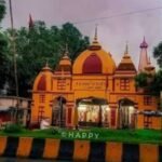 जमशेदपुर के साकची स्थित प्राचीन मां मनोकामना देवी मंदिर में सावन के दौरान दर्शन करते श्रद्धालु