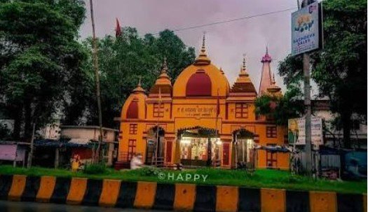 जमशेदपुर के साकची स्थित प्राचीन मां मनोकामना देवी मंदिर में सावन के दौरान दर्शन करते श्रद्धालु