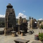 उत्तराखंड के बागेश्वर जिले में गोमती नदी के तट पर स्थित प्राचीन बैजनाथ शिव मंदिर का मनमोहक दृश्य, जो अपनी ऐतिहासिक वास्तुकला, धार्मिक महत्व और प्राकृतिक सौंदर्य के लिए प्रसिद्ध है।
