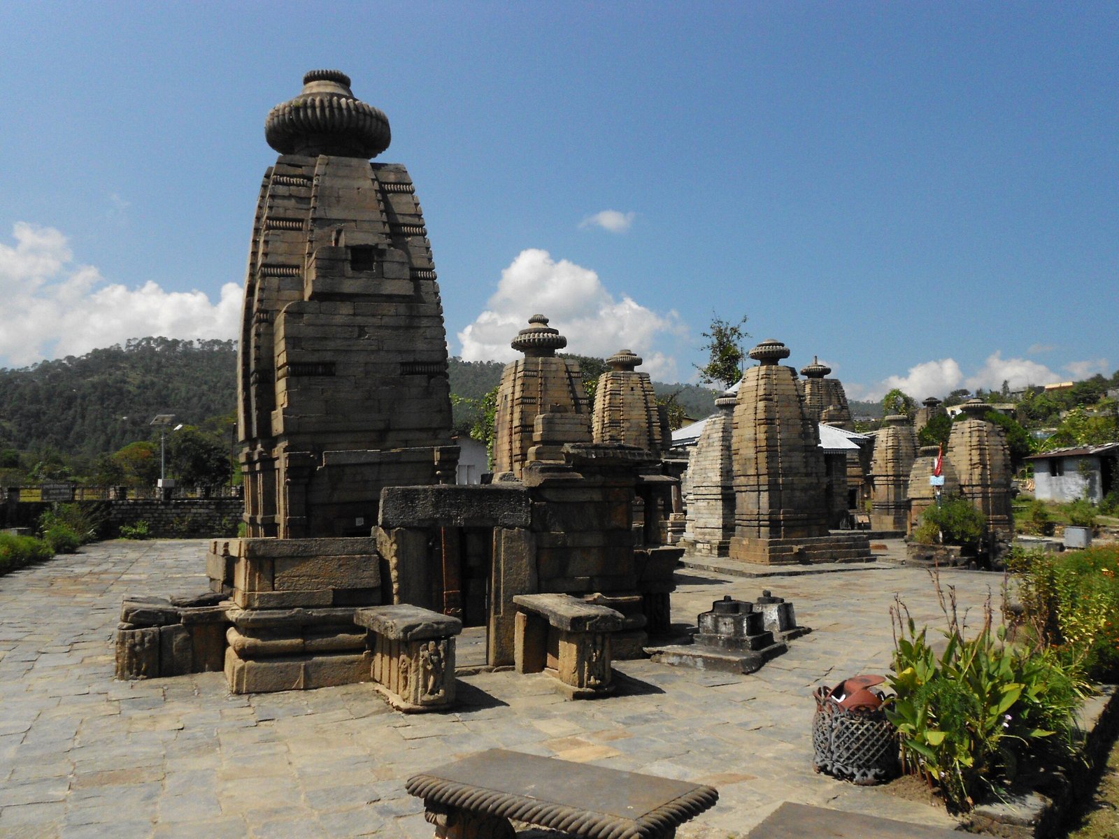 उत्तराखंड के बागेश्वर जिले में गोमती नदी के तट पर स्थित प्राचीन बैजनाथ शिव मंदिर का मनमोहक दृश्य, जो अपनी ऐतिहासिक वास्तुकला, धार्मिक महत्व और प्राकृतिक सौंदर्य के लिए प्रसिद्ध है।
