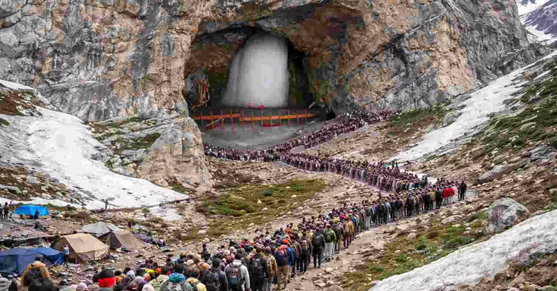 अमरनाथ यात्रा 2026 में पहलगाम और बालटाल मार्ग से बाबा बर्फानी के दर्शन के लिए जाते हुए शिवभक्त श्रद्धालु, पवित्र अमरनाथ गुफा की ओर बढ़ते हुए।