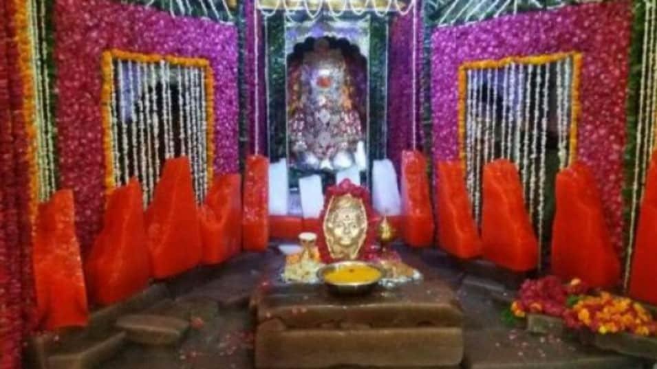 आगरा के रुनकता स्थित विचित्रवीर बाबा हनुमान मंदिर का पवित्र दृश्य, जहां संतान सुख और मनोकामना पूर्ति की धार्मिक मान्यता है।