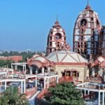 दिल्ली-एनसीआर के प्रसिद्ध इस्कॉन मंदिर में भगवान श्री राधा-कृष्ण के दिव्य विग्रह, आरती और भक्ति में लीन श्रद्धालु।