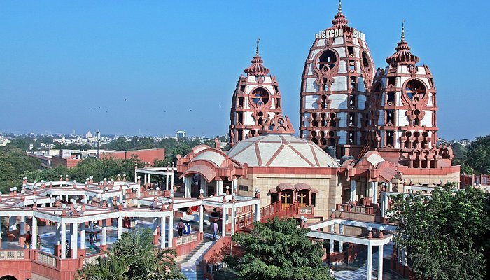 दिल्ली-एनसीआर के प्रसिद्ध इस्कॉन मंदिर में भगवान श्री राधा-कृष्ण के दिव्य विग्रह, आरती और भक्ति में लीन श्रद्धालु।