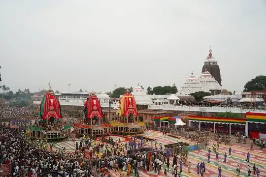 राजस्थान के अलवर जिले के राजगढ़ में भगवान जगन्नाथ जी महाराज की 172वीं ऐतिहासिक रथयात्रा में श्रद्धालुओं की भीड़ और भव्य रथ का दृश्य
