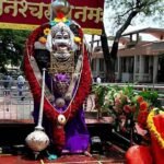 बिहार के मुजफ्फरपुर स्थित 120 वर्ष पुराने शनिदेव मंदिर में भगवान शनिदेव की प्रतिमा के समक्ष पूजा-अर्चना करते श्रद्धालु।