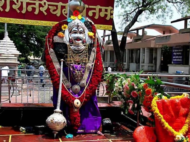 बिहार के मुजफ्फरपुर स्थित 120 वर्ष पुराने शनिदेव मंदिर में भगवान शनिदेव की प्रतिमा के समक्ष पूजा-अर्चना करते श्रद्धालु।