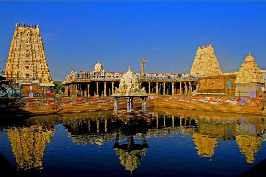 एकाम्रेश्वर मंदिर कांचीपुरम में माता पार्वती द्वारा रेत से बनाए गए शिवलिंग और प्राचीन आम के पेड़ का धार्मिक दृश्य