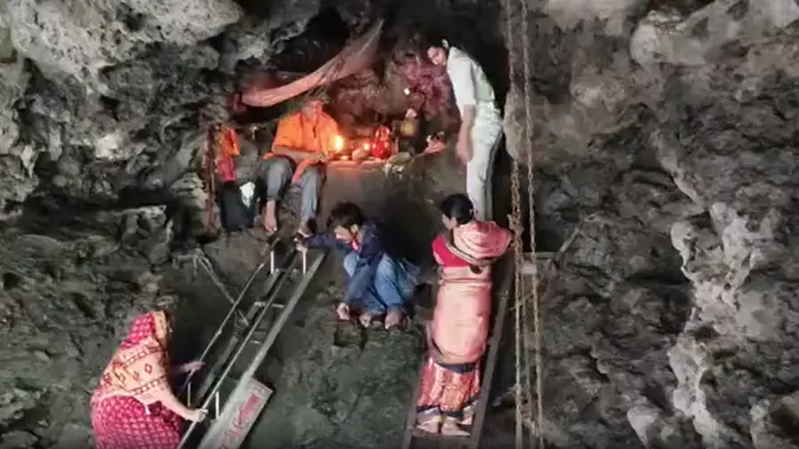 तिलेश्वर महादेव मंदिर में 50 फीट गहरी गुफा में विराजमान भगवान शिव