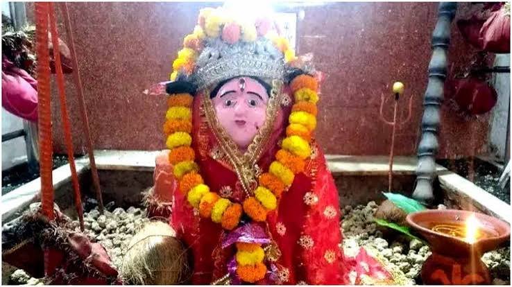 बिलासपुर के मां बगदाई मंदिर में पांच पत्थर और फूल अर्पित करते श्रद्धालु