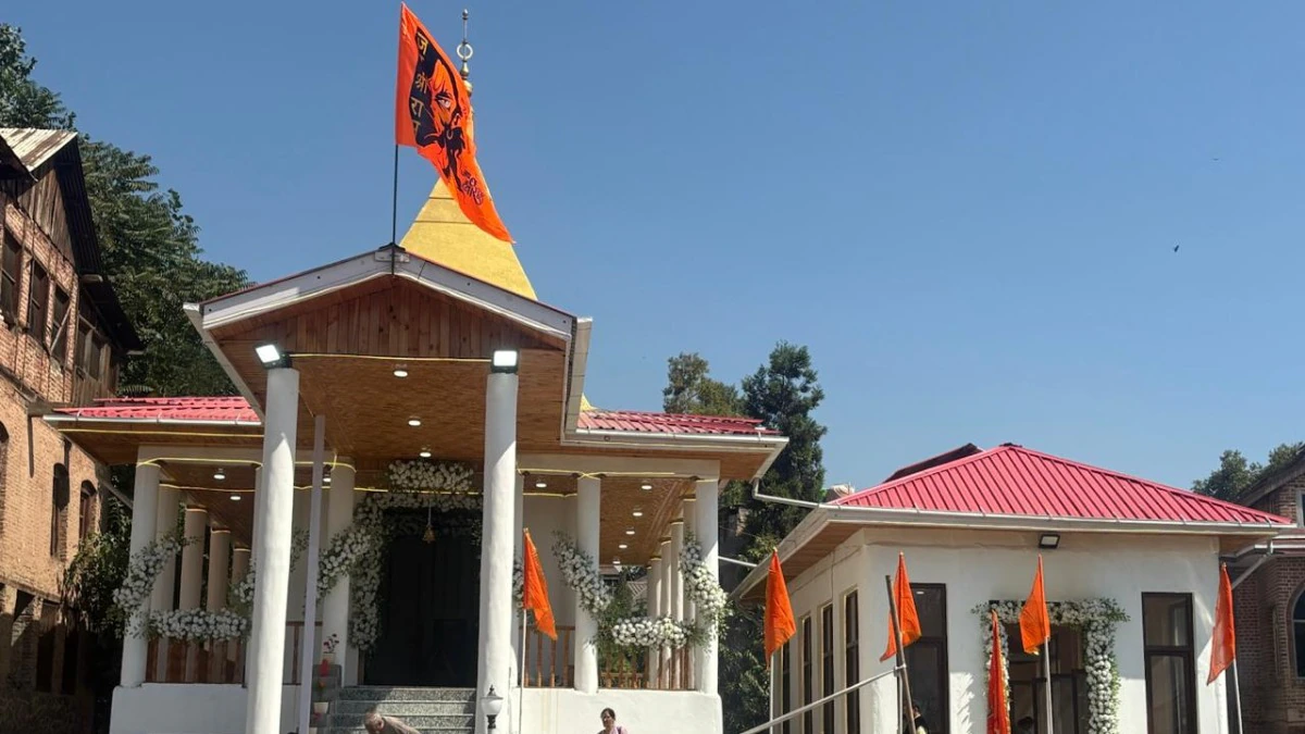 श्रीनगर के प्राचीन शीतलनाथ मंदिर में 36 साल बाद पूजा-अर्चना का दृश्य