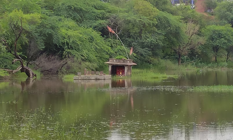 करौली के बगीची वाले हनुमान मंदिर में पानी से घिरी हनुमान जी की प्रतिमा
