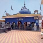 जगत सागर तालाब के बीच स्थित प्राचीन शनि मंदिर, जो बारिश के दौरान पानी में डूब जाता है