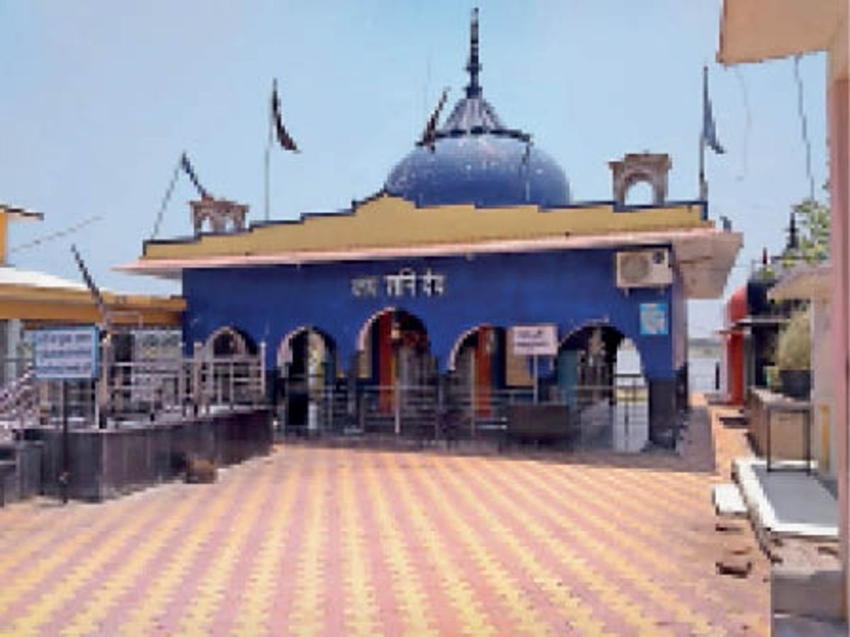 जगत सागर तालाब के बीच स्थित प्राचीन शनि मंदिर, जो बारिश के दौरान पानी में डूब जाता है