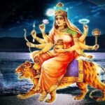 सिंह पर सवार दस भुजाओं वाली मां चंद्रघंटा, हाथों में अस्त्र-शस्त्र और मस्तक पर अर्धचंद्र