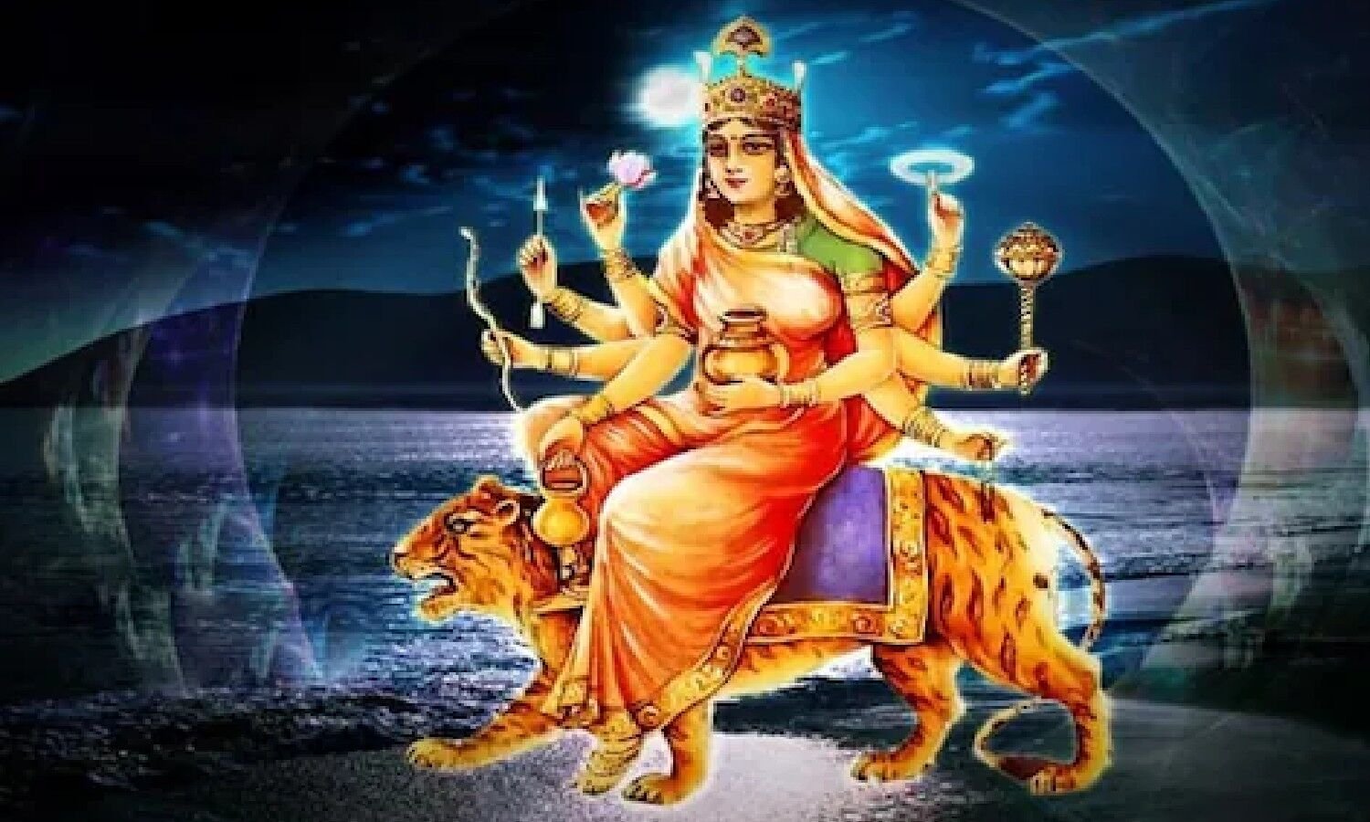 सिंह पर सवार दस भुजाओं वाली मां चंद्रघंटा, हाथों में अस्त्र-शस्त्र और मस्तक पर अर्धचंद्र