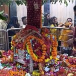 प्रयागराज के मां अलोप शंकरी मंदिर में दिव्य पालने की पूजा करते श्रद्धालु