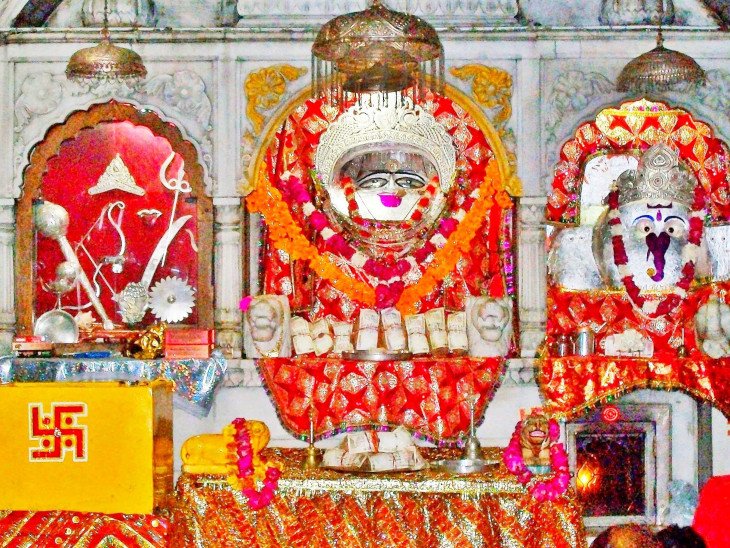 करवा चौथ 2026 की पूजा करती सुहागिन महिला, पूजा की थाली और चंद्रमा के दर्शन