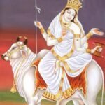 मां महागौरी की आरती करते हुए देवी महागौरी का दिव्य स्वरूप