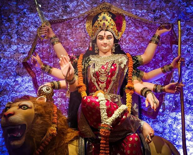 महानवमी पर मां सिद्धिदात्री की पूजा करते हुए भक्त