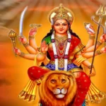 नवरात्रि से पहले घर की सफाई करते हुए और पूजा स्थान को व्यवस्थित करते हुए