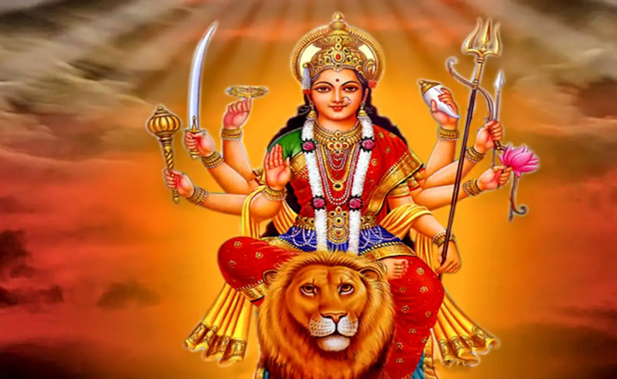 नवरात्रि से पहले घर की सफाई करते हुए और पूजा स्थान को व्यवस्थित करते हुए