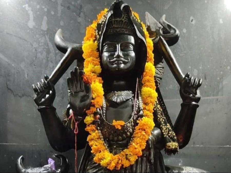 सूर्य देव, माता छाया और बाल शनिदेव का पौराणिक चित्र